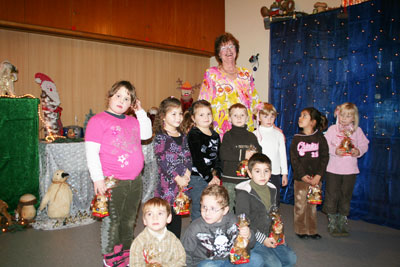 Karin Hinz (1. Vorsitzende) und die Kinder vom Kinderhaus Oberer Ried